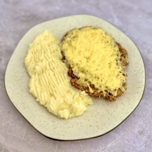 Milanesa de pollo con queso y cebolla