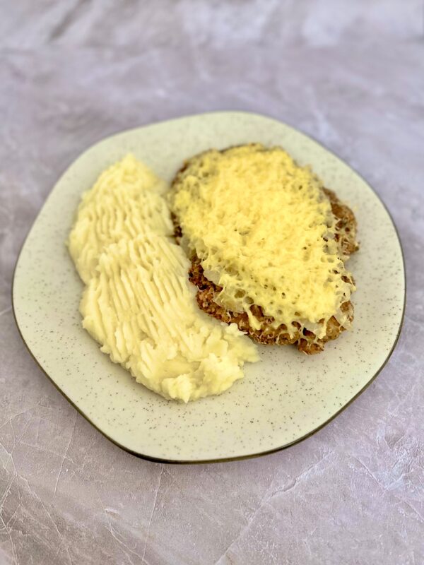 Milanesa de pollo con queso y cebolla