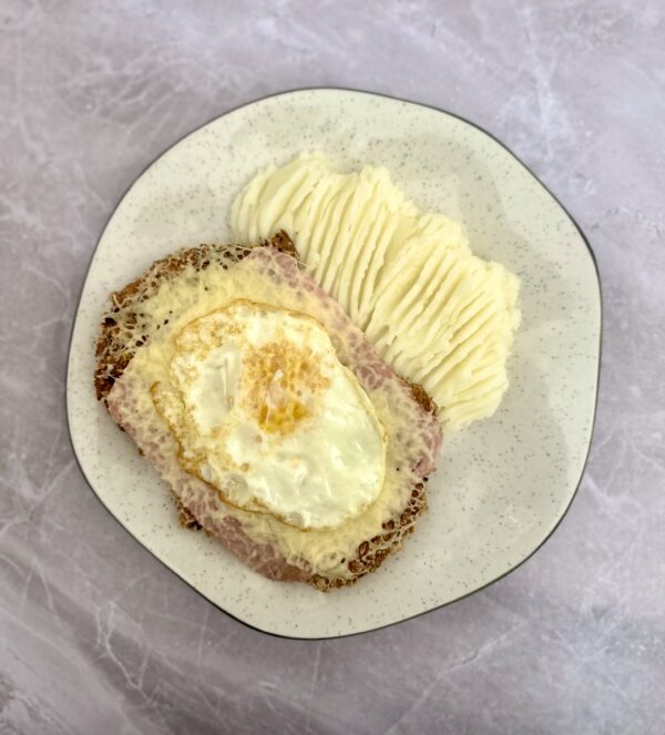 Milanesa de pollo con jamón, queso y huevo