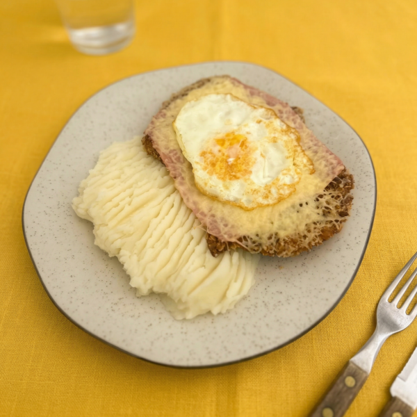 Milanesa de pollo con jamón, queso y huevo