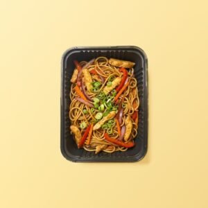 Tallarines salteados con pollo