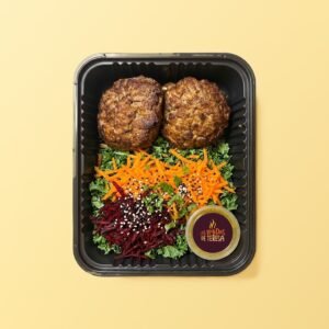 Medallones de carne con ensalada de kale